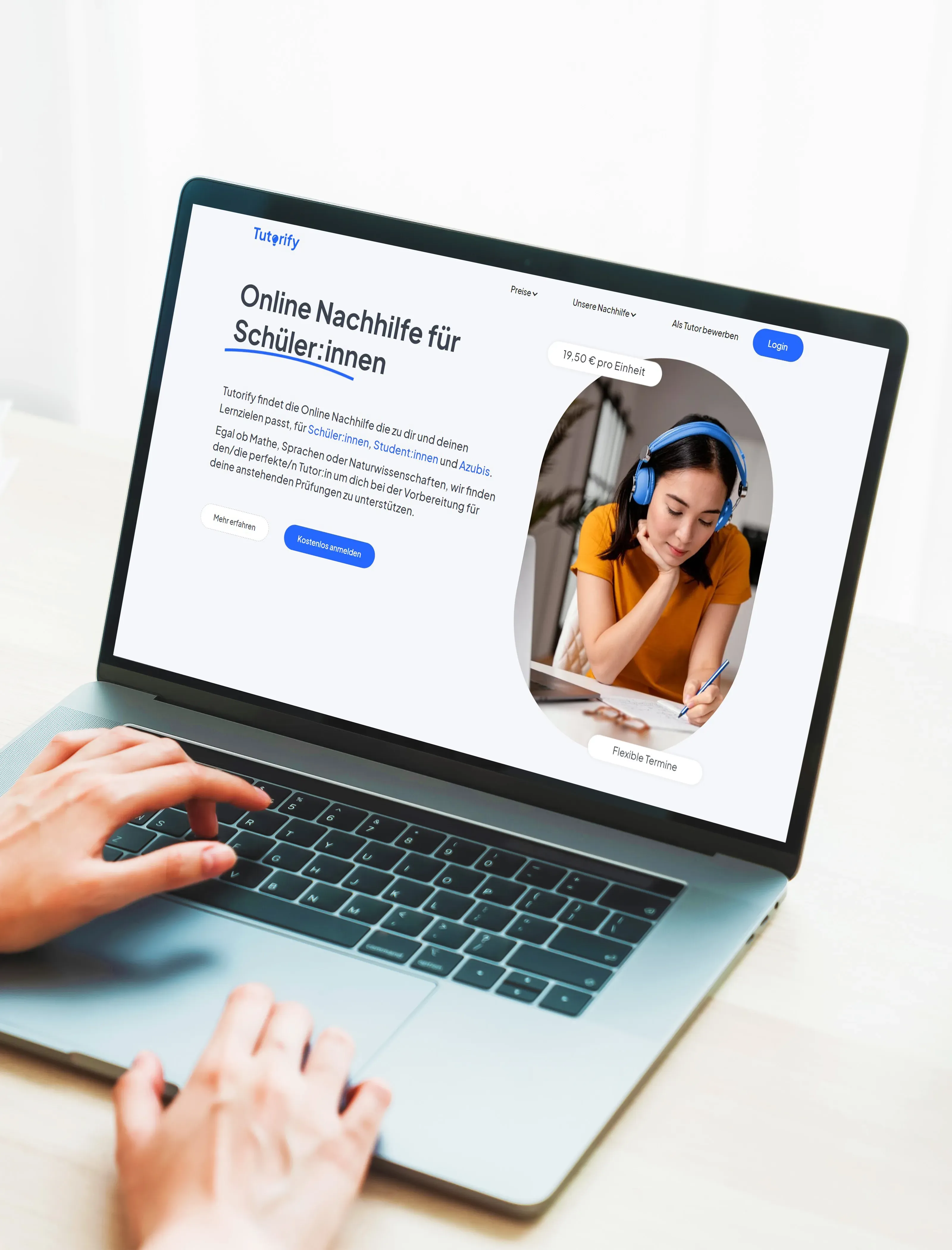 Tutor erklärt einer Schülerin online eine Aufgabe